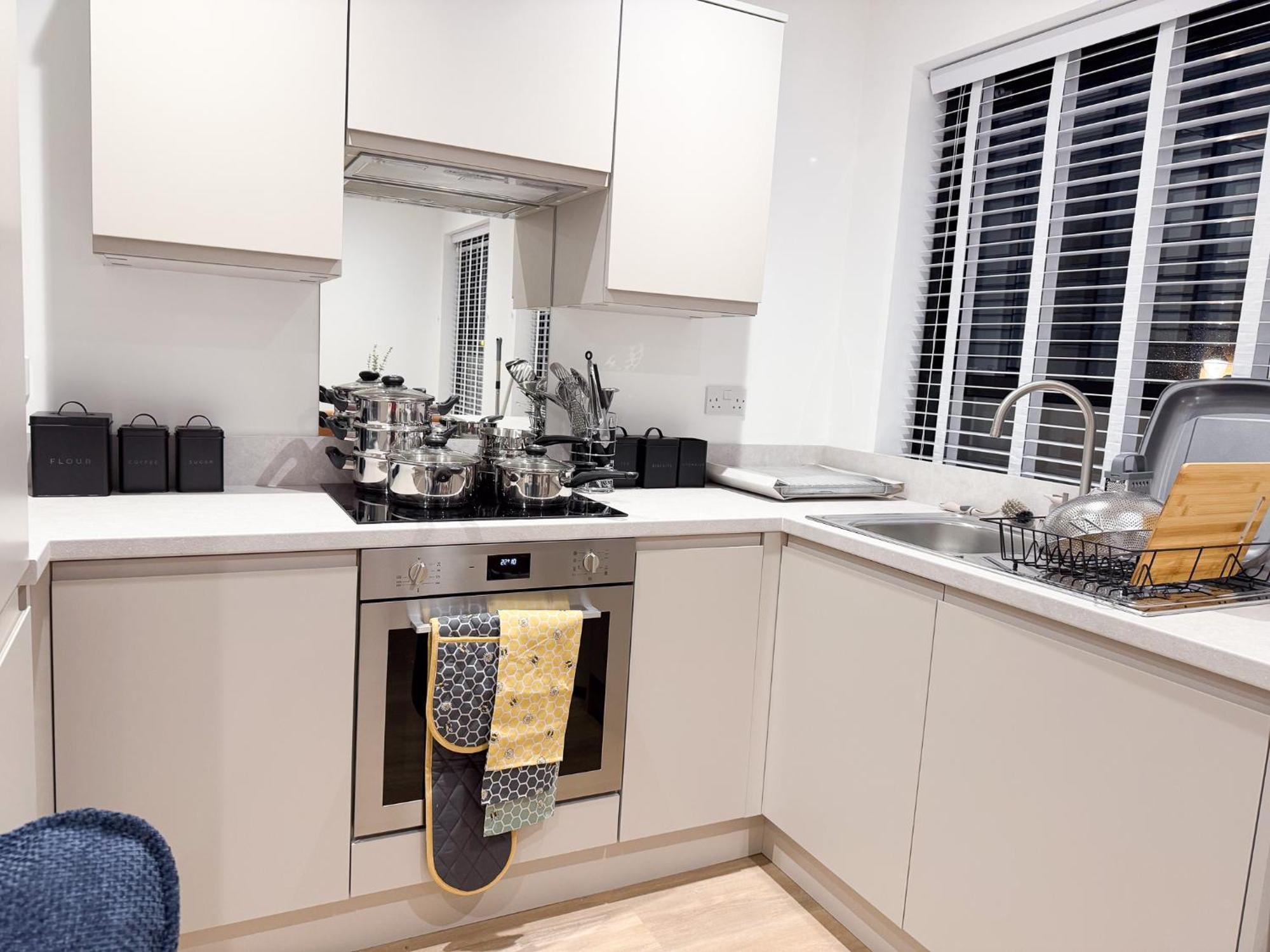 Spacious Modern 1 Bed Apartments In St Neots - Perfect For Contractors & Professionals - Free Parking - Wifi - Fully Equipped Kitchen - Smart Tv Ideal For Work Stays And Long Projects Esterno foto